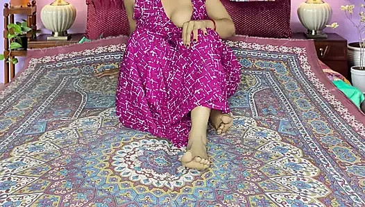 Ateşli desi evli kadın erkek arkadaşıyla pembe renkli gecelik sert sert seks