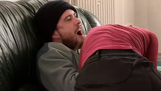 Güzel hatun Stella Coxx ve Luke Hotrod kanepede sert sikişiyor