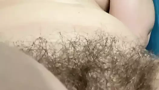 Tuvalette çıplak büyük kıllı çalıda sigara içiyor