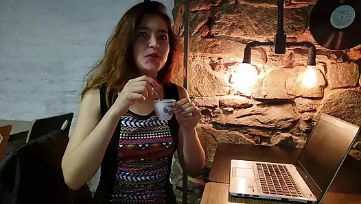 Sekreter spermle kahve seviyor. Kyle's Latte