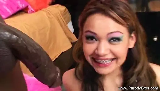 Kıllı Asyalı genç kız büyük zenci yarağıyla sikişiyor