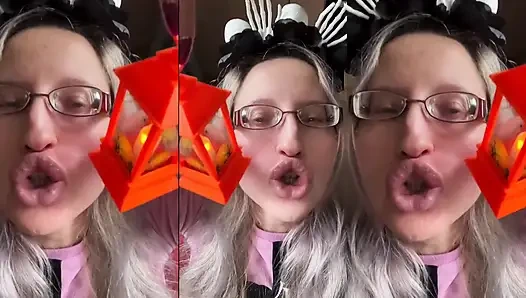 Kadın kılıklı tuvalete gitmedi. Kadın kılıklı külota işiyor.