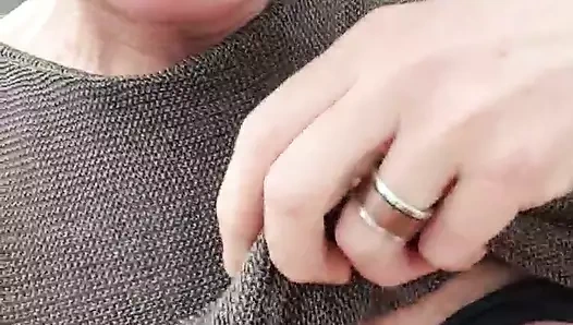 Julie dışarıda bahçe sandalyesinde su sıçratıyor