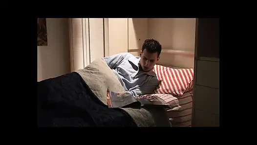 Üvey anne oğlana sakso çekmenin elle muameleden daha iyi olduğunu açıklıyor