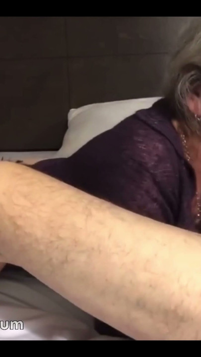 Tabanlar Yukarı Sıcak Olgun Derin Boğaz Uzmanı MaXXXimumMilf! | Klip 2