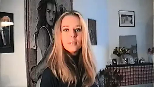 En iyi arkadaşım hana'yı sarı saçlı olarak çekiyorum. o iliklerine kadar fahişe ve ben onun taşakları içindeyim