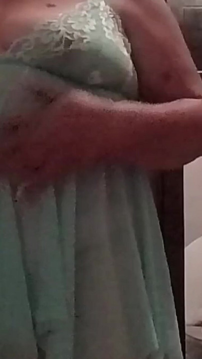 Şeffaf kıyafetli olgun orta yaşlı seksi kadın lezzetli götüne dokunuyor
