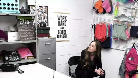 İri göğüslü shoplyfter mylf yasaları çiğniyor ve arka odada güvenlik görevlisi tarafından domine ediliyor