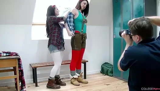 Carla Brown ve en iyi arkadaşı Bryoni-Kate mümkün olan en ateşli şekilde poz veriyor!