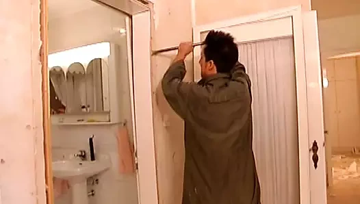 İyi görünümlü Alman sarışın nemli götüne uzun bir yarak alıyor