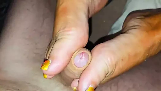 Üvey annenin elbisesi üvey oğlunu görünce kaldırıyor