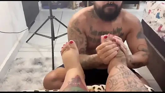 Tanrıça iri güzel kadın Turbinadacam'in ayaklarına ibadet