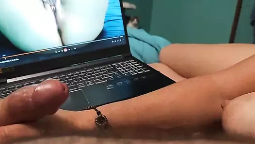 Bella'nın porno izlerken yarağına şaplak atışını izle