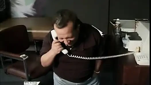 Randy sürtük beyaz naylon çorap giyerken şişman bir cücenin amını sikiyor