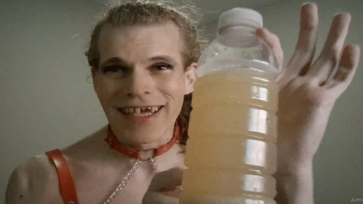 Kadın kılıklı kadın kendi rancid döllerinin şişesini yutuyor. iğrenç!