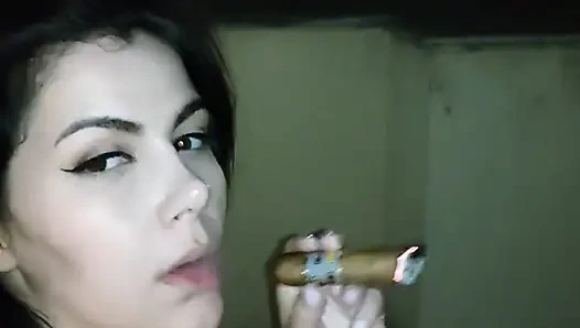 Geceleri dışarıda çıplak puro içiyor