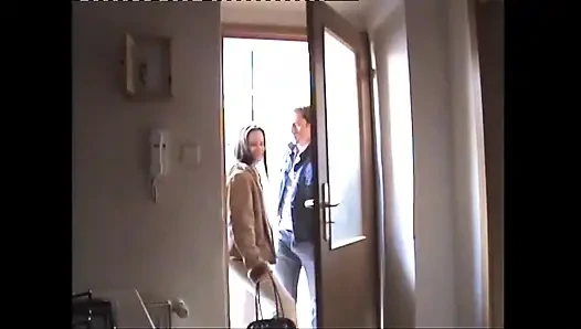 Küçük memeli harika orta yaşlı seksi kadın büyük amatör yarakla sikiliyor ve amına boşalıyor