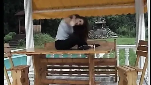Güzel esmer açık havada mastürbasyon yapıyor