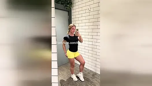 Ben canlı yayında fışkırtırken üvey babam içeri giriyor