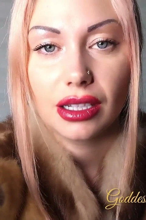 Sigara içerken ne kadar seksi göründüğüm hoşuna gidiyor ve çok sert boşalıyor