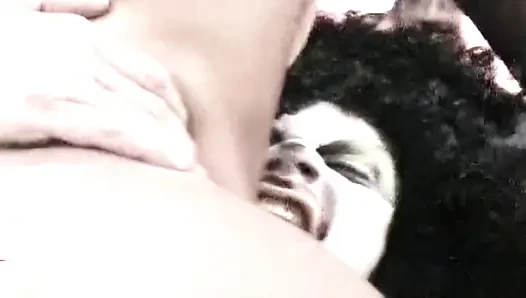 İç çamaşırlı esmer orta yaşlı seksi kadın yarak emiyor ve derine alıyor