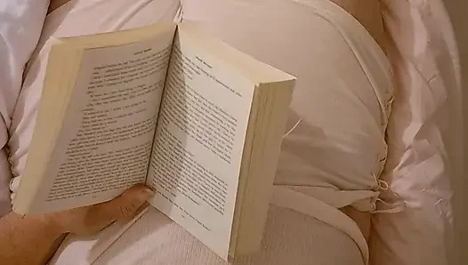 Boşalmak için klitorisini iki parmağımın arasına sürttüm