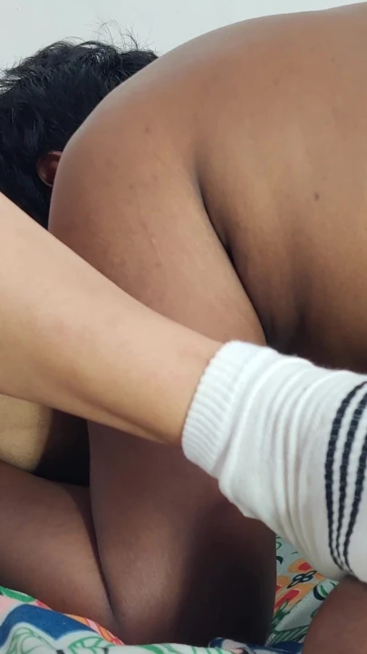 Amcık fışkırtarak yüksek sesle inleyerek orgazm oluyor