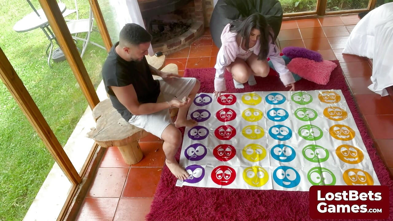 Striptiz Twister oyunu kazananı için sakso sürprizi