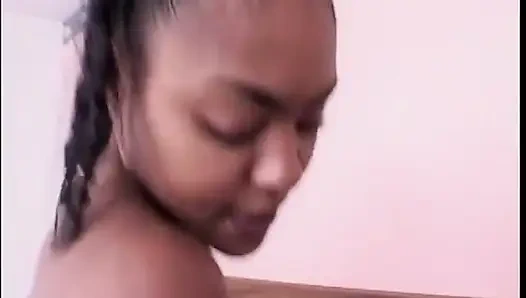 Чернокожая с волосатой киской сосет и трахается с белым шестом