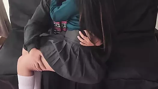 Diğer deliğin içinde! İtaatkar amatör öğrenci etek ve çorapla sikiliyor