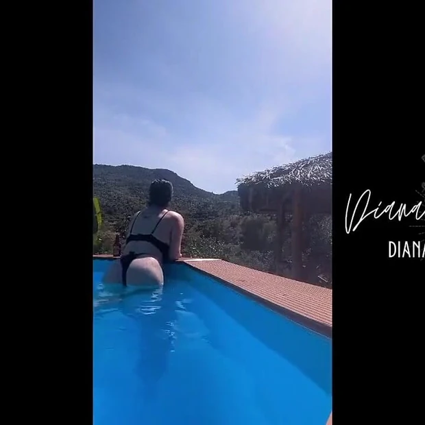 Соблазняет у бассейна