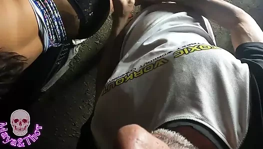 Geceleri en iyi arkadaşımla arabada oynuyorum - ona döl veriyorum