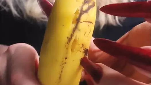 Katiegodess uzun keskin kırmızı tırnaklar muz tırmalamak