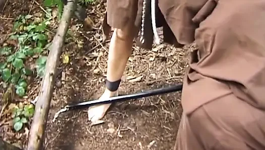 Kızıl saçlı orta yaşlı seksi kadın bağlı ve sapık sahnelerde kullanılıyor