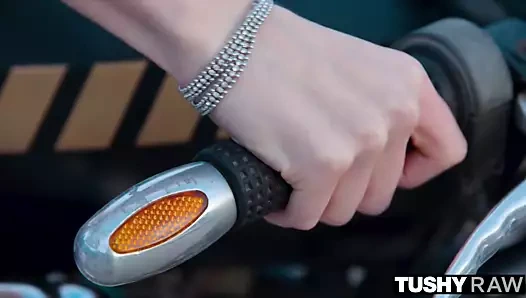 Tushyraw sarışın kolej öğrenci gets yağlı ve esneme nöbeti