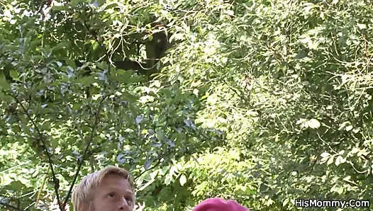 onun busty anne oynuyor açık havada