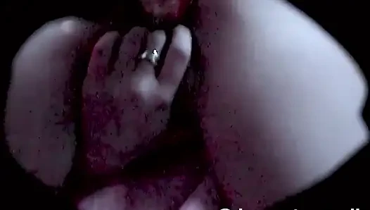 Olgun sürtükler kendilerini parmaklarıyla okşuyor ve üflemeye çalışıyor