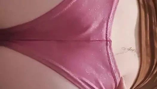 18 yaşındaki İspanyol üniversiteli kız evde tek başına boşalma ve orgazm ile mastürbasyon yapıyor