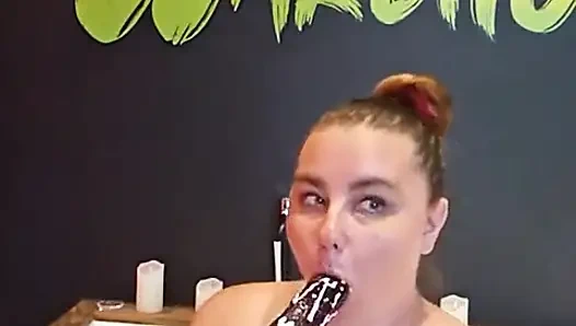 Warehouse-X'deki banyoda bana katıl! Benim oyuncaklarım var! Seni getirirsen götümü de getireceğim