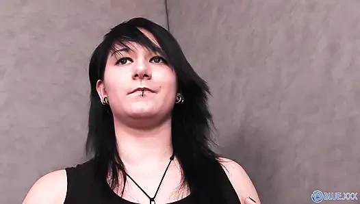 Büyük memeli utangaç gotik 'glory daze'