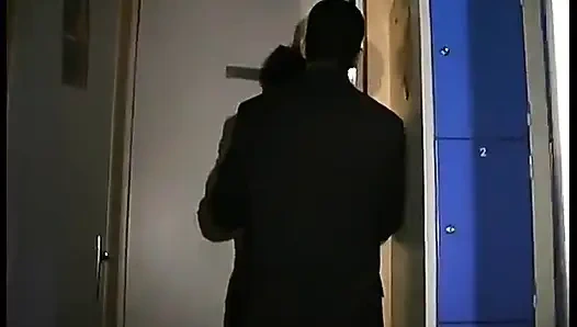 İki güzel esmer sikişmek için kulüpte buluşuyor