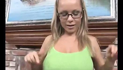 Gözlüklü minyon kız gözlüklerinin ve yüzünün her yerine büyük yüze boşalma ile mükemmel elle muamele çekiyor.