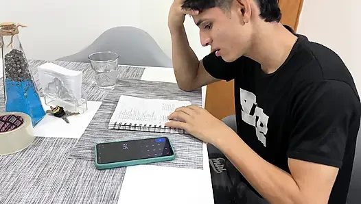 Duştan çıktıktan sonra genç latini tuvalette izliyorum, sonunda sert sikişiyoruz