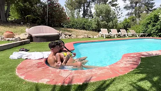 Voyeur Komşu Bahçe Havuzunda Sevişmemizi Izliyor- Yasmina Khan - Brady Bud