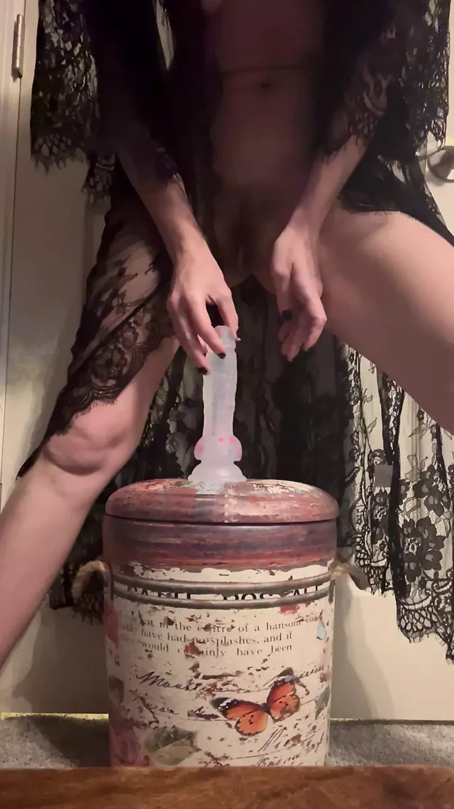 Yeni dildolarımı deniyorum