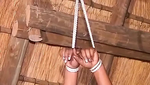 Olgun zenci Alman kaltak bağlı ve dildoyla sikiliyor