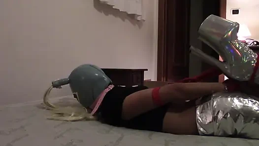 Gümüş topuklu ve file külotlu çoraplı Topuklu Laura sert sikiliyor ve boğazlanıyor tam video