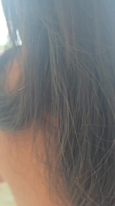 Gerçek orta yaşlı seksi kadın otel balkonunda herkesin görmesi için sikiliyor | Klip 1