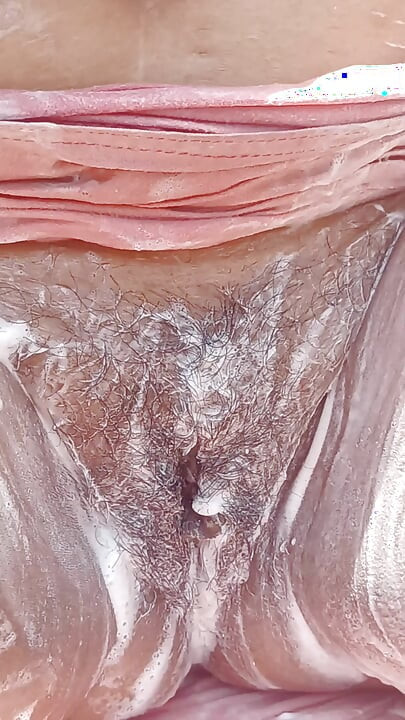Seema yenge açık havada banyo yapıyor - nüdist
