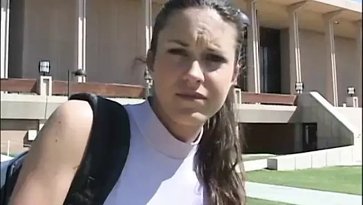 Seksi genç esmer alır bir büyük büyük horoz